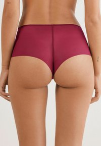 Bordeaux hoge taille boyshorts met een soepele textuur, afgeronde achternaden en een strakke pasvorm, ontworpen voor comfort en ondersteuning.
