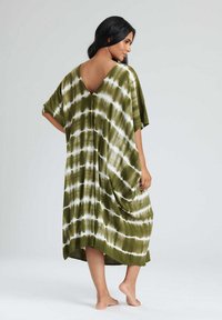 Caftán de tie-dye verde oliva hecho de tela ligera, con un cuello en forma de V en la parte trasera, mangas sueltas y un corte holgado con drapeado lateral.