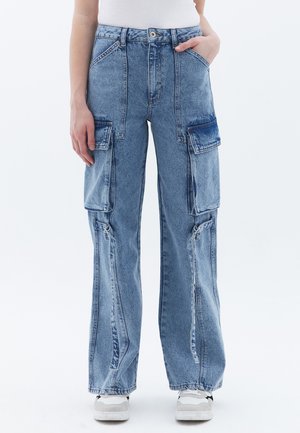 Lichtblauwe denim cargos met voor- en zijzakken, wijduitlopende pijpen, contraststiksels en een ritssluiting aan de zijnaad.