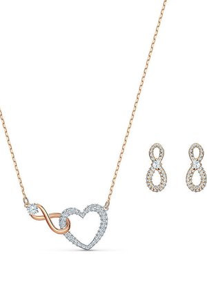 Necklace od ružičastog zlata s ljubavlju i simbolom beskonačnosti, ukrašen prozirnim dragim kamenjem. Upareni naušnice s dizajnom beskonačnosti, također ukrašene dragim kamenjem.