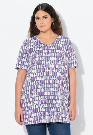 Lila und weiße gemusterte Kurzarm-V-Ausschnitt-Bluse mit geometrischen Formen auf einem grauen Hintergrund; weicher Stoff, lockerer Sitz.
