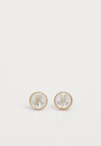 Cercei cu pietre studs de culoare aurie, prezentând cristale translucide rotunde, cu tăieturi facetate și un cadru metalic neted, care reflectă lumina cu o strălucire subtilă.