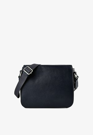 Zwarte leren crossbodytas met verstelbare brede stoffen riem en zilverkleurige metalen gesp, eenvoudig ontwerp, rechthoekige vorm.
