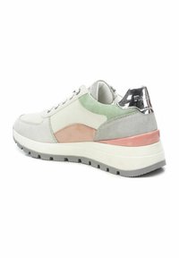 Zapatilla gris y crema con acentos en verde, rosa y plata. Fabricada de ante y malla, presenta una suela blanca gruesa con una textura en el tread.