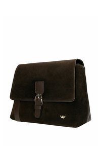 Borsa a tracolla in camoscio marrone con dettagli in pelle, una texture liscia e una fibbia dorata. Presenta un logo discreto nell'angolo in basso a destra.