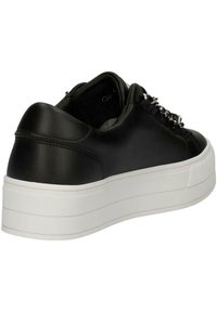 Sneaker nera in pelle con una spessa suola piattaforma bianca, caratterizzata da accenti in metallo sui lacci e dettagli testurizzati sul materiale superiore.