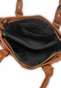 Sac à main en cuir marron avec fermeture éclair, deux compartiments et un intérieur en tissu noir avec une poche zippée supplémentaire.