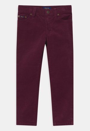 Pantalones de pana burdeos con corte recto, que cuentan con un cierre de botón en la parte delantera, detalles de bolsillo y un acabado de tejido texturizado.