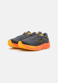 Scarpe sportive grigie con una parte superiore testurizzata, accenti arancioni e gialli sulla suola, e dettagli perforati per la traspirabilità. Design leggero.