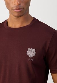 Antony Morato SLIM FIT  WITH INJECTION LOGO PATCH EFFECT - T-shirts print - dark cherry
