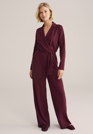 Bordeaux wrap-style jumpsuit met lange mouwen, een ceintuur in de taille en een wijde pijpenontwerp. Gelaagd stoffen met een gladde afwerking.