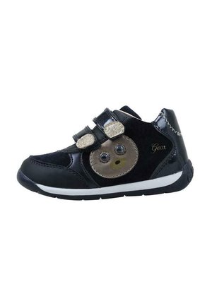 Zapatillas negras para niños fabricadas en cuero sintético, con dos correas de Velcro, detalles metálicos y un diseño de cara de oso redonda en el lateral.
