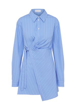 Chemise bleue à manches longues avec rayures verticales blanches, col pointu, devant boutonné et détail de nœud sur le côté.