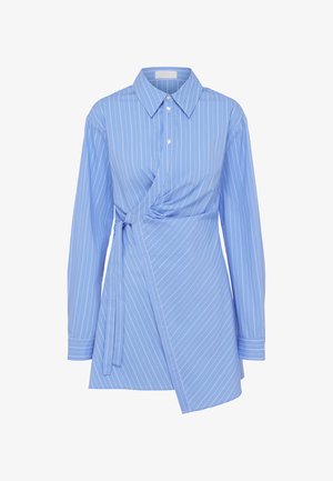 Μπλε πουκάμισο με μακριά μανίκια και άνοιγμα τύπου wrap, με λευκές κάθετες ρίγες, αιχμηρό γιακά, κουμπιά μπροστά και λεπτομέρεια με κορδόνι στο πλάι.