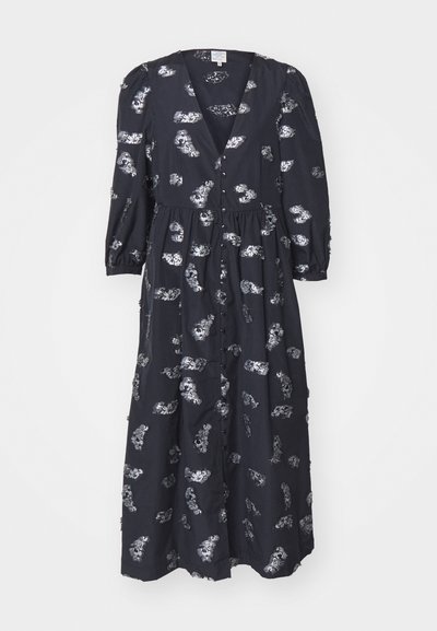 Vestido maxi negro con estampado floral. Presenta un escote en V, cierre de botones y mangas abullonadas. Confeccionado en tejido ligero con una textura suave.