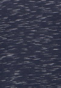 Marinblått tyg med en texturerad, melerad mönstring som har tunna vita streck genom hela, vilket skapar ett subtilt visuellt intresse.