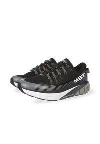Scarpe da ginnastica nere con tomaia in rete, dettagli riflettenti, suola spessa e lacci. Presenta il logo "MBT" e motivi texturizzati sui lati.