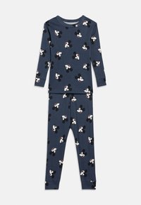 Set nočnih oblačil temno modre barve, ki vključuje majico z dolgimi rokavi in hlače, okrašeno z vzorcem ponavljajočih se obrazov Mickeyja Mousea in belimi poudarki rokavic. Narejeno iz mehke bombažne tkanine.