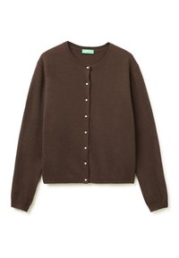 Hnědý cardigan vyrobený z měkkého materiálu, s kulatým výstřihem, dlouhými rukávy a perlovými knoflíky na přední straně. Jednoduchý design, bez vzorů.