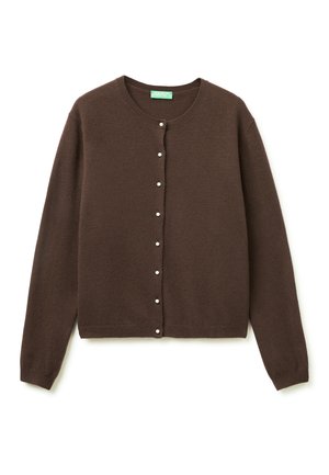 Brązowy kardigan wykonany z miękkiego materiału, z okrągłym dekoltem, długimi rękawami i perłowymi guzikami z przodu. Prosty krój, bez wzorów.