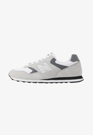 Szaro-białe buty sportowe New Balance zamszowe i z siateczki, czarno-biała podeszwa oraz logo z boku.