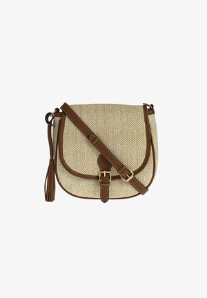 Sac en toile beige tissé en bandoulière avec des accents en cuir marron, une sangle ajustable et un détail en frange, doté d'une fermeture à boucle à l'avant.