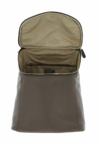 Sac à dos en cuir marron avec fermeture éclair, intérieur spacieux et poche latérale zippée. Doublé d'un motif en tissu beige.