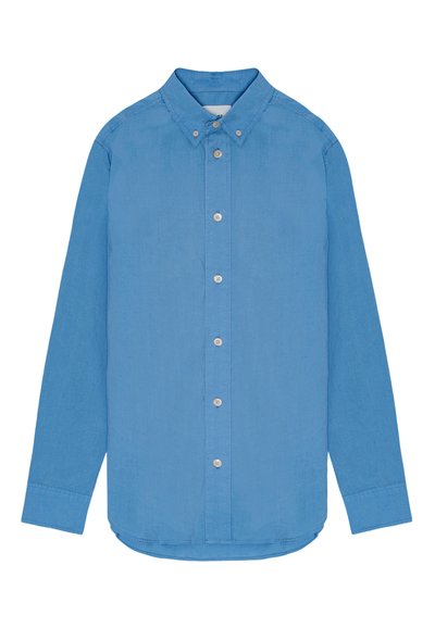 Camicia azzurro chiaro a maniche lunghe con colletto a polo, patta frontale e bottoni. Realizzata in un tessuto liscio, presenta maniche con polsini.