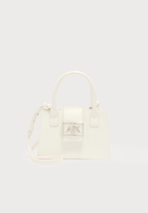 Malá biela kožená kabelka s hornými rukoväťami, nastaviteľným ramenným popruhom a strieborným zapínaním s logom "A|X" na prednej klapke.