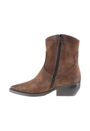 Brauner Wildleder-Stiefelette mit schwarzem seitlichem Reißverschluss und niedrigem Absatz, von der Außenseite auf weißem Hintergrund gezeigt.