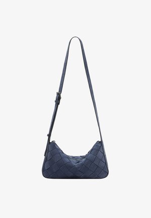 Borsa in suede blu navy con texture intrecciata, forma asimmetrica, tracolla regolabile e chiusura con zip in cima. I dettagli includono bordi neri.