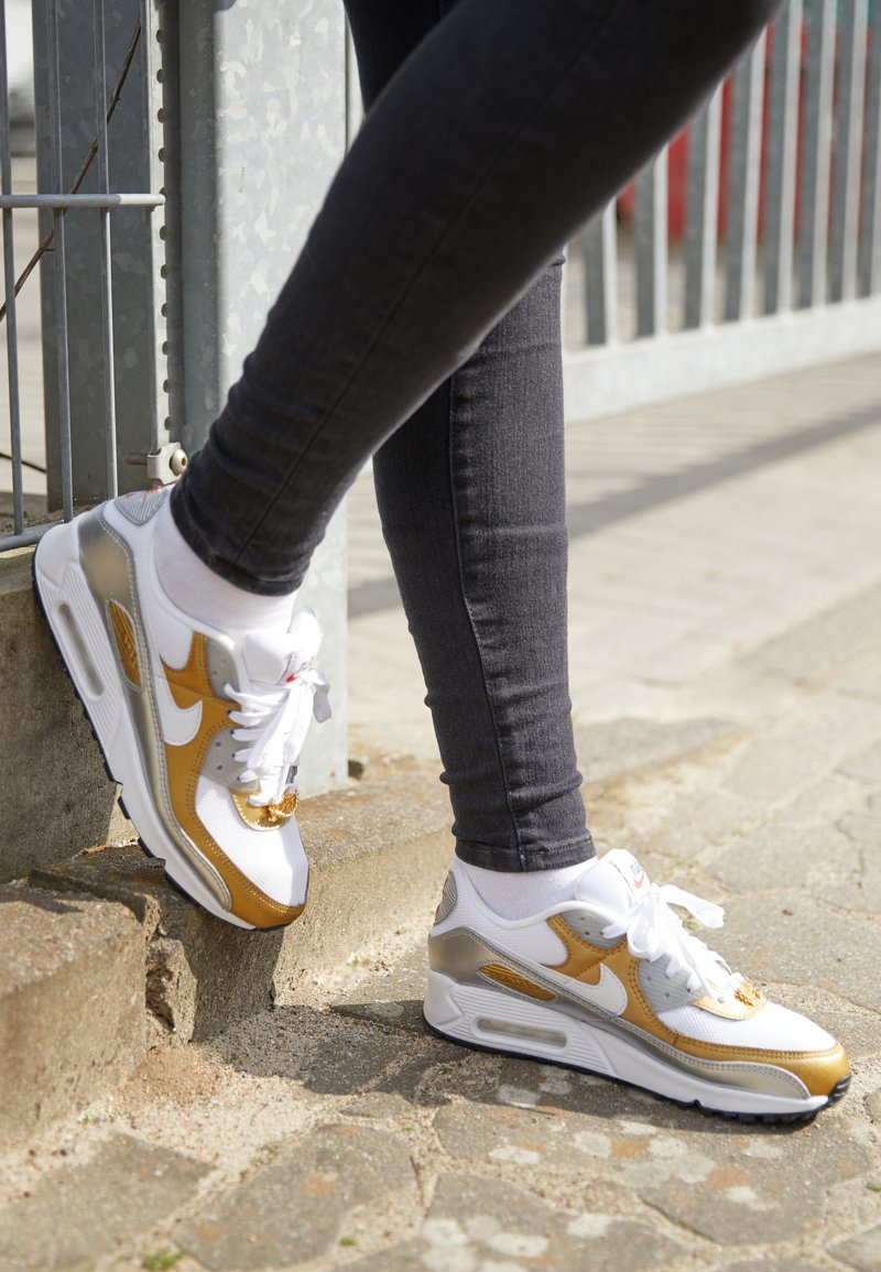 Nike Sportswear Air Max 90 Se Trainers White Metallic Gold Metallic Silver Black Habanero Red White Zalando De
