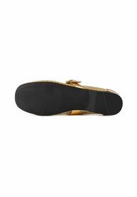 Goudgeweven bovenkant met een gladde gele band, platte zwarte rubberen zool met een gemarmerd patroon voor grip, ontworpen voor comfort.