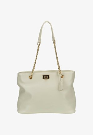 Sac à main en cuir crème avec des anses en chaîne dorée, une fermeture à clip dorée et une petite étiquette en cuir attachée.