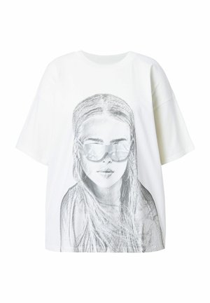 Weißes, übergroßes T-Shirt mit einer detaillierten grauen Illustration einer Person, die Sonnenbrillen trägt, kurzen Ärmeln und einem runden Ausschnitt.