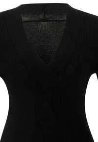 Haut portefeuille noir en maille côtelée avec col en V et silhouette ajustée, montrant un gros plan de la partie supérieure du torse sans manches ni accessoires.