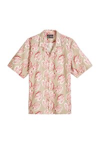 Korte mouw shirt van beige stof met een rood en wit tropisch bladerenpatroon, knoopsluiting aan de voorkant en een klassieke kraag.