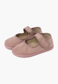 Zapatos Mary Jane de ante rosa con una correa de Velcro, punta redondeada y un acabado suave y texturizado. Suela plana de goma para mayor comodidad y estabilidad.