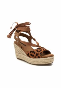 Sandalia de cuña con parte superior de ante marrón que presenta un estampado de leopardo, tiras entrecruzadas y una suela de plataforma envuelta en yute.