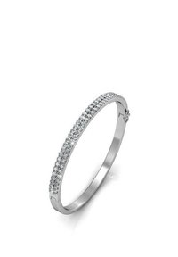 Bracciale d'argento decorato con una fila di cristalli trasparenti e rotondi; design sottile e liscio con una finitura lucida; chiuso con un fermo discreto.