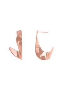 Orecchini in metallo color oro rosa con un design curvo e astratto. Presentano una finitura lucida e una chiusura a clip per una vestibilità sicura.