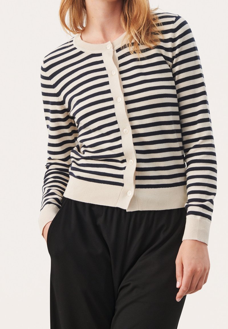 Randig cardigan i mjukt tyg, med marinblå och krämfärgad horisontell randning, knäppe, ribbade ärmslut och nederkant.
