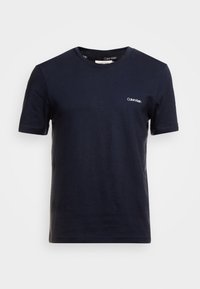 Marineblauwe katoenen T-shirt met een ronde halslijn en korte mouwen. Heeft een klein wit logo op de linkerkant van de borst. Zachte textuur, casual ontwerp.