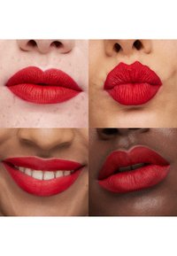Quattro primi piani di labbra diverse che indossano un rossetto rosso opaco, mostrando espressioni diverse: rilassate, a bocca a O, sorridenti e leggermente aperte.