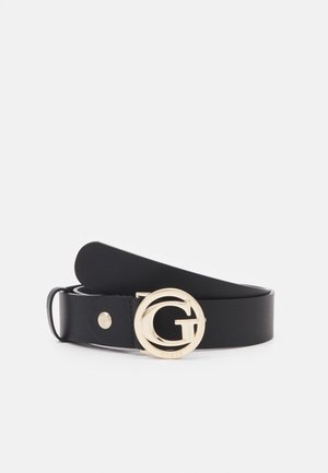 Zwarte leren riem met een ronde gouden gesp met een grote "G" en de merknaam "Guess" gegraveerd op de gesp.