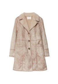 Beige nepbontjas met een kraag, vijf knopen, zijzakken en gestikte panelen, met een zachte, gestructureerde oppervlakte.