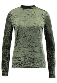 Olivengrünes Langarmoberteil aus strukturiertem, zerknittertem Samt mit hohem Kragen und taillierter Passform. Schattendesigns erzeugen subtile Muster.