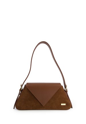 Hnědá kožená a semišová trojúhelníková kabelka s klopou ve stylu obálky a nastavitelným ramenním popruhem na bílém pozadí.