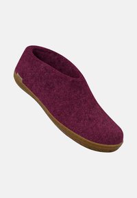 Burgundy filttofflor med stängd tå, slät yta och en brun gummisula med ett vävt mönster för bättre grepp.