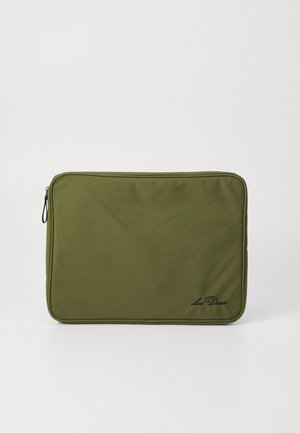 Olivengrüner Laptop-Sleeve aus strukturiertem Stoff, mit einem Reißverschluss und einem kleinen, schwarzen, gestickten Logo auf einer Seite.